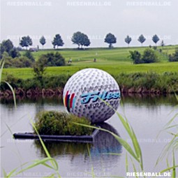 200 cm Golfball als schwimmende Werbung auf Golfturnier