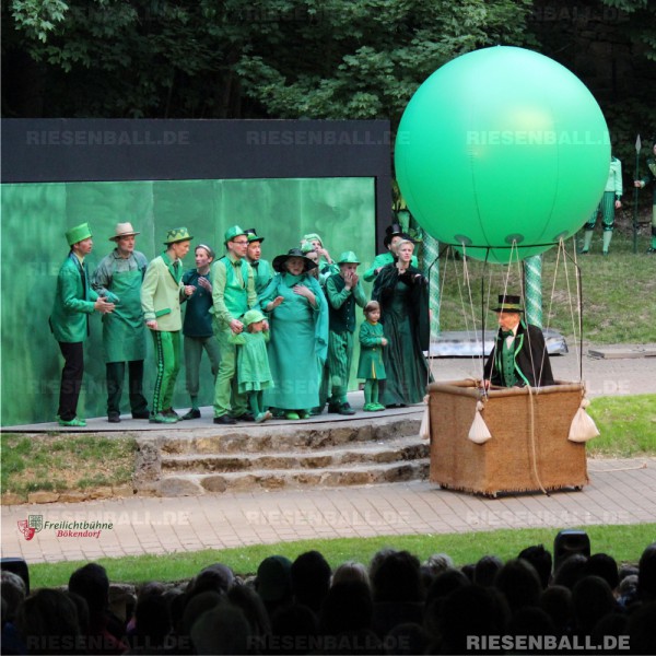 200 cm Riesenball im Einsatz auf der Freilichtbühne