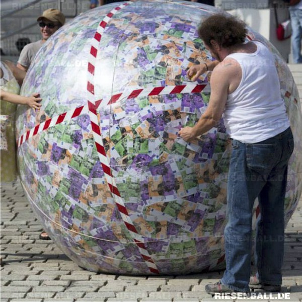 Social Impact mit Riesenball-Aktion in Österreich
