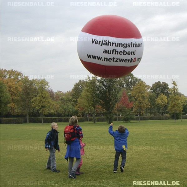 Eventball für netzwerkB vor dem Berliner Reichstag