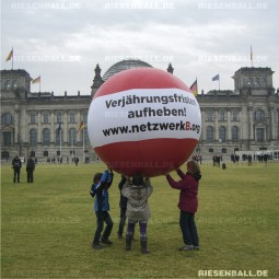 Eventball für netzwerkB vor dem Berliner Reichstag